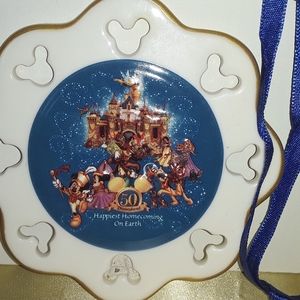 NIP 2005 DISNEYLAND 50-Yr ORNAMENT